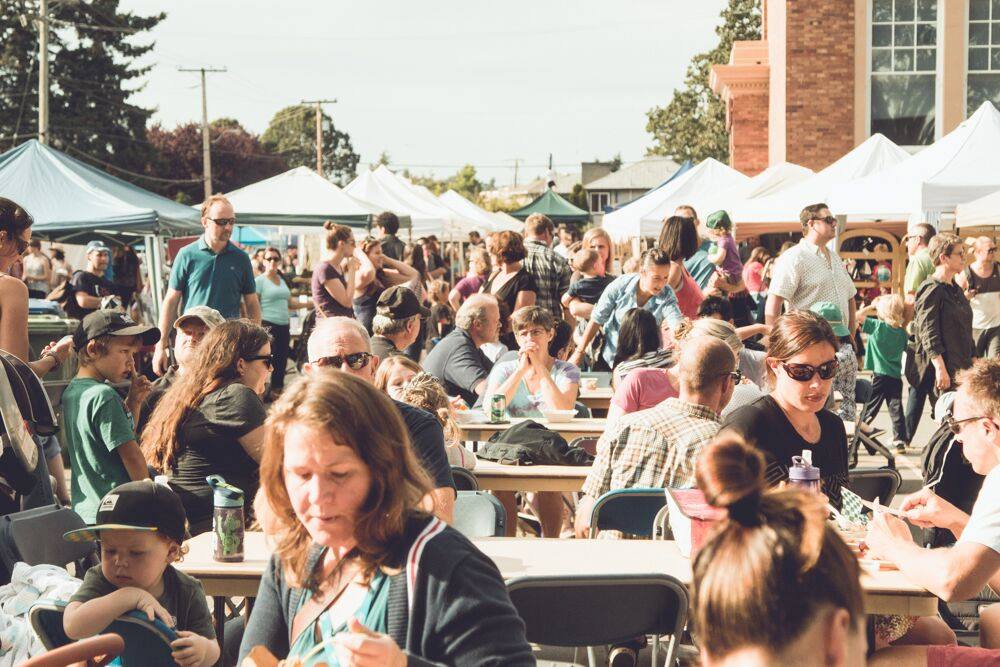 Oaklands Sunset Market in full swing