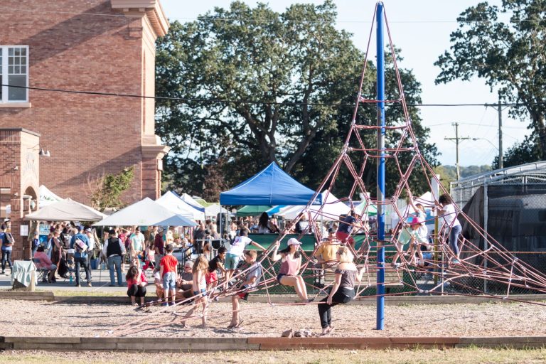 Oaklands Sunset Market